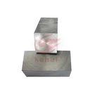 Какие меры предосторожности следует соблюдать при работе с титановым блоком?